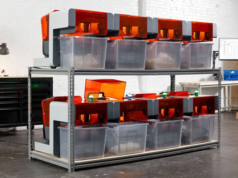 Eine 3D-Druckerfarm mit Form Auto-Maschinen